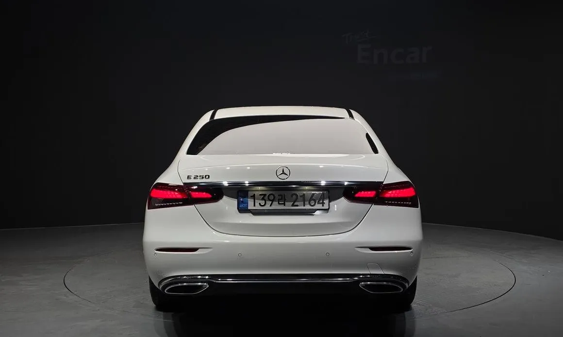 Mercedes-Benz E-Class — фото 2