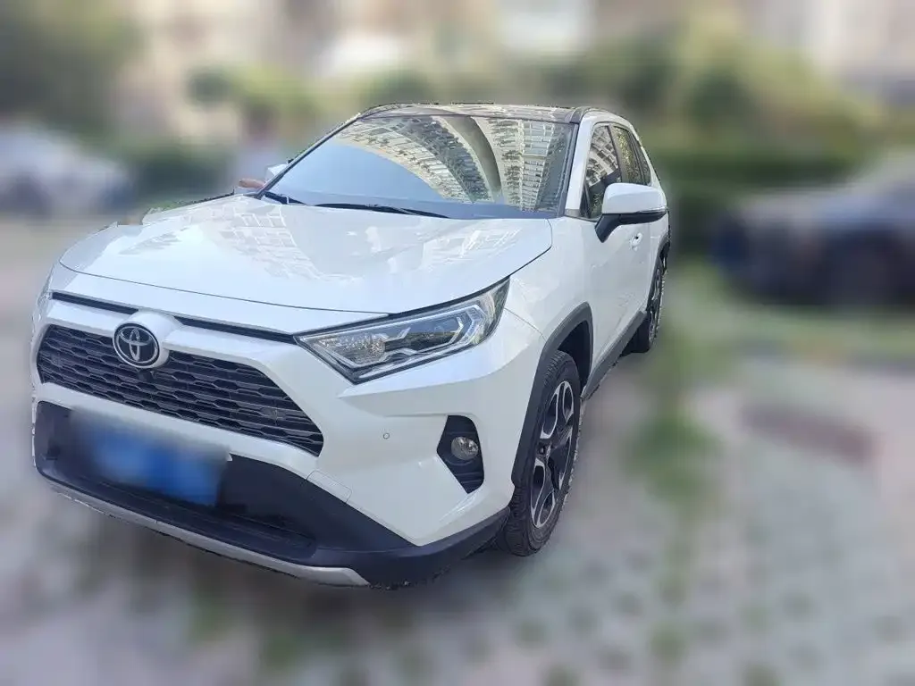 Toyota RAV4 — фото 1