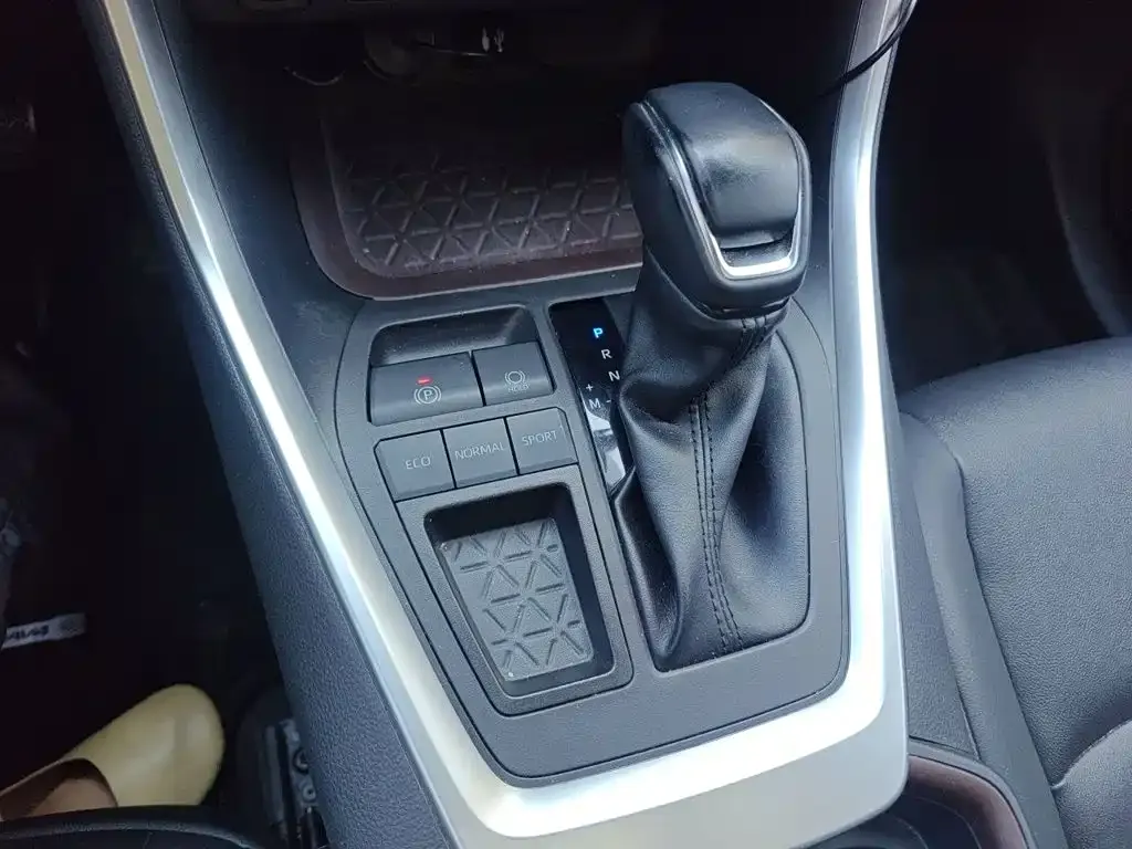 Toyota RAV4 — фото 10