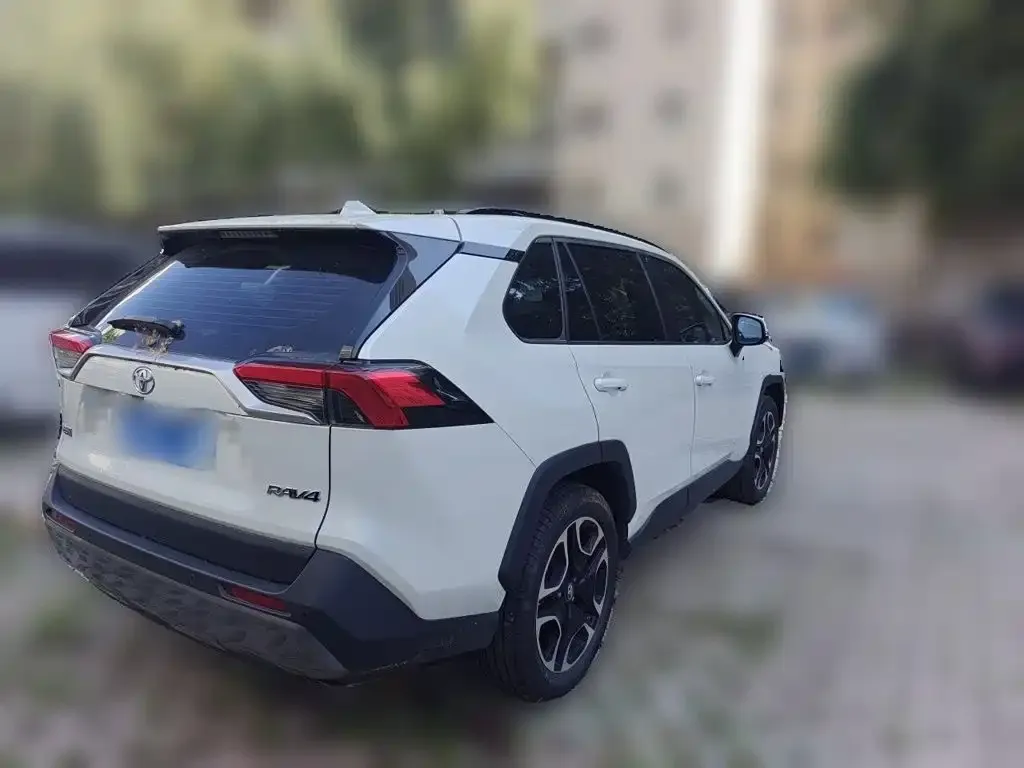 Toyota RAV4 — фото 6