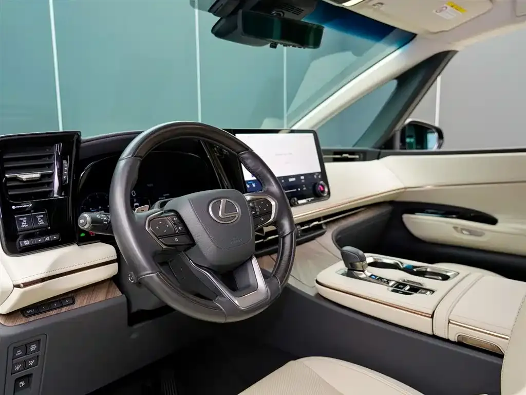Lexus LM — фото 10