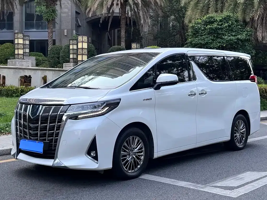 Toyota Alphard — фото 1