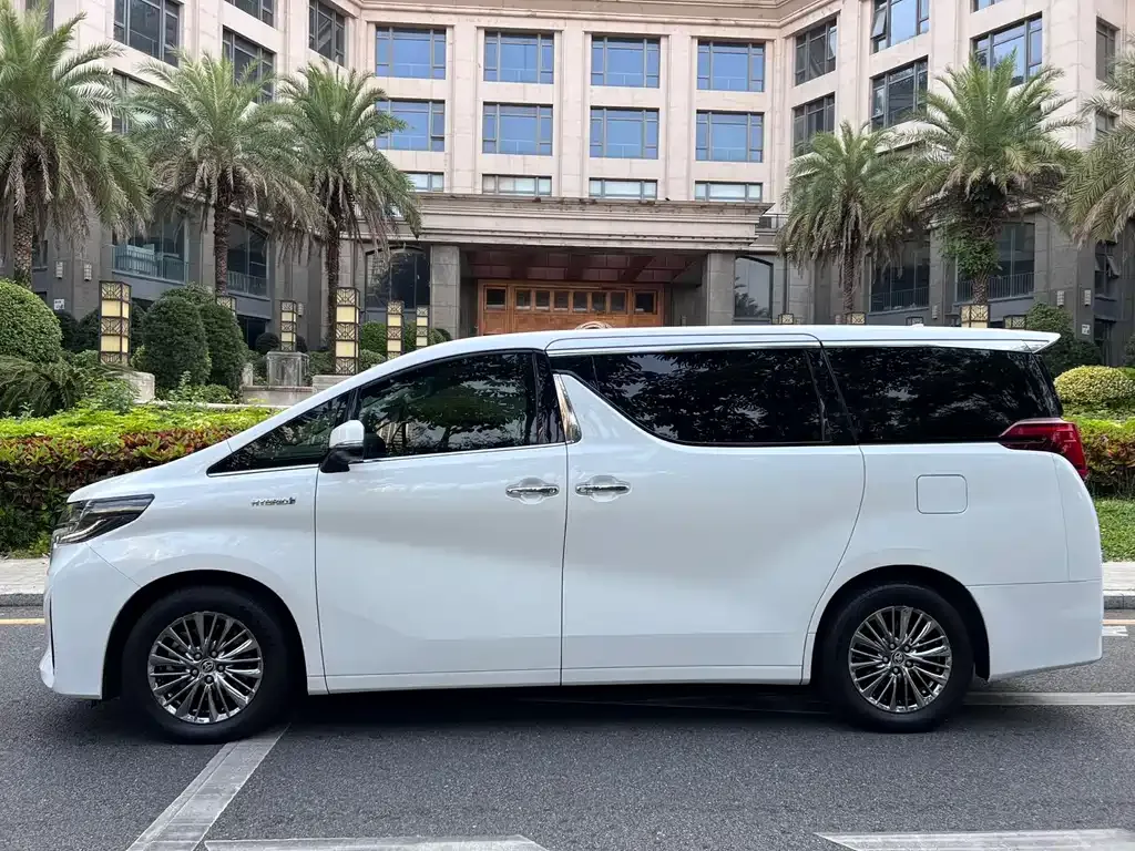 Toyota Alphard — фото 6