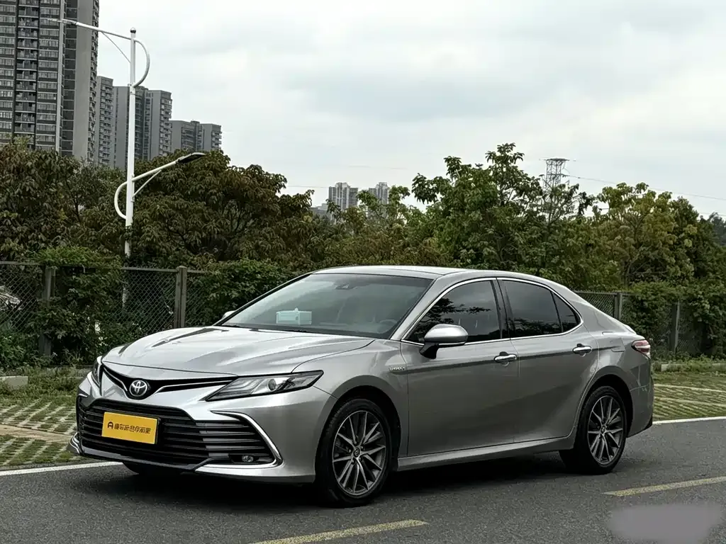 Toyota Camry — фото 1