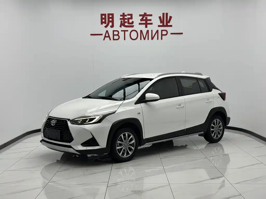 Toyota Yaris L — фото 1