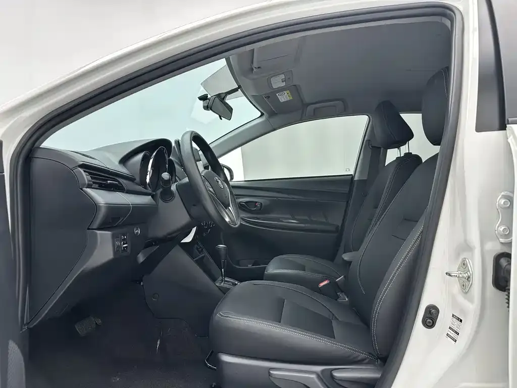 Toyota Yaris L — фото 10