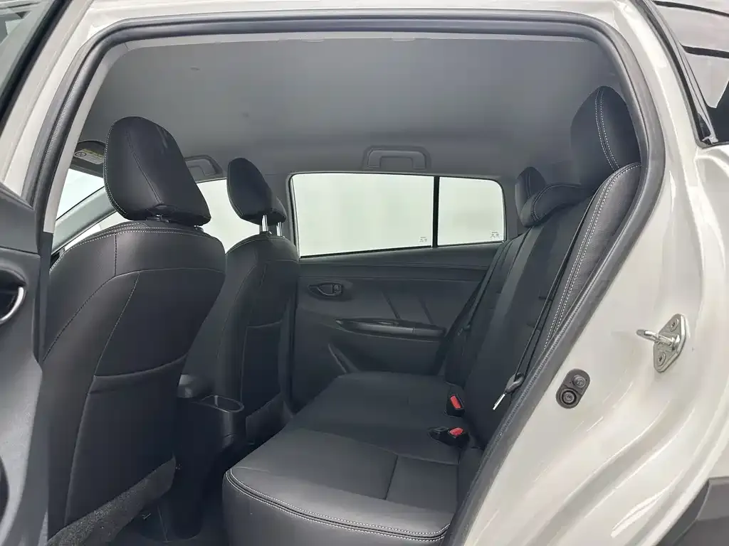 Toyota Yaris L — фото 9