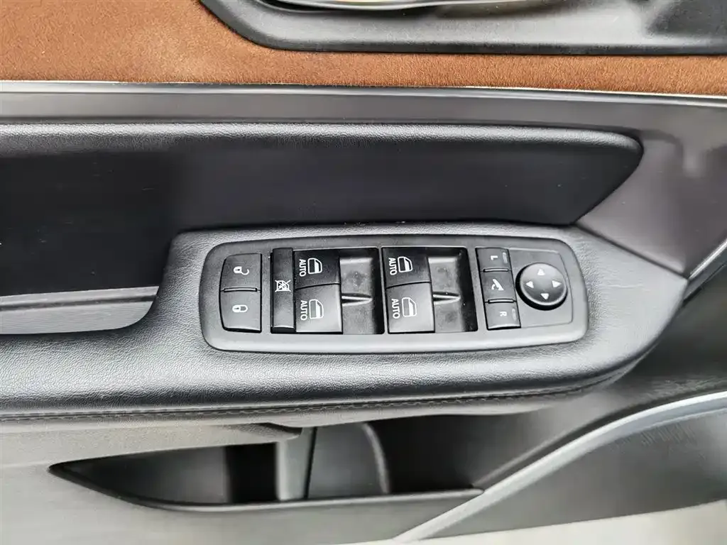 Jeep Grand Commander 2022 из CN, фото 10