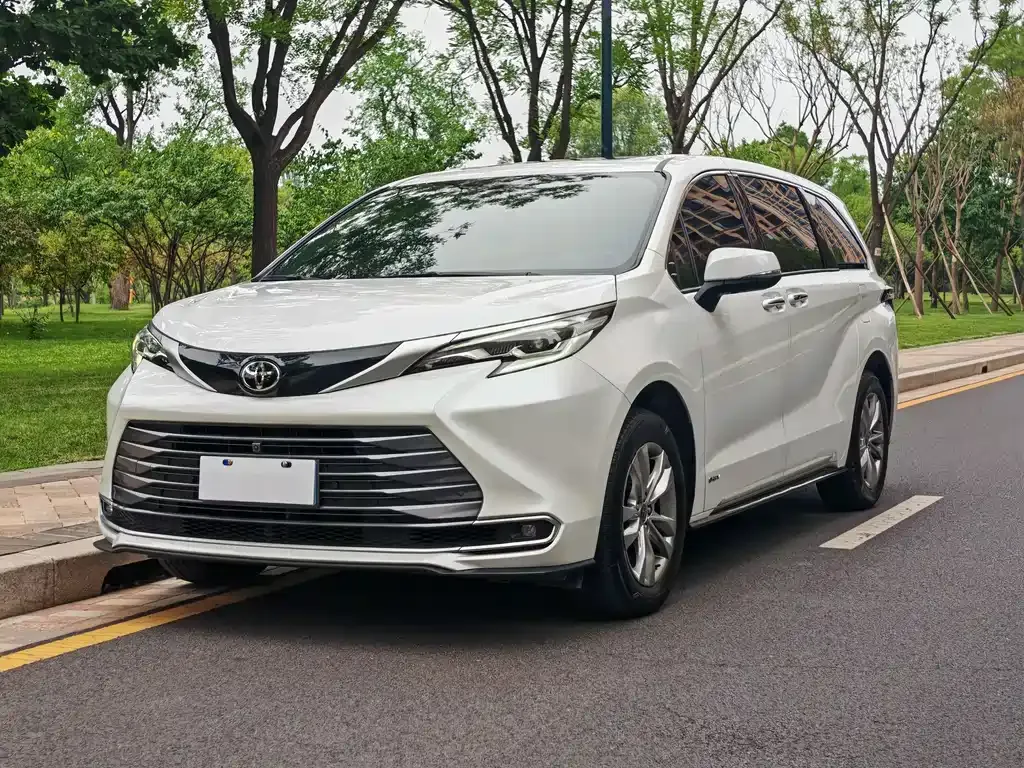 Toyota Sienna — фото 1