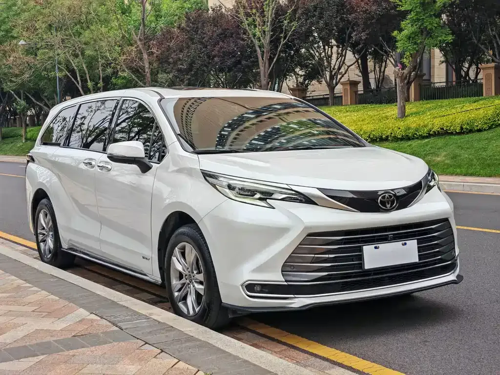 Toyota Sienna — фото 10