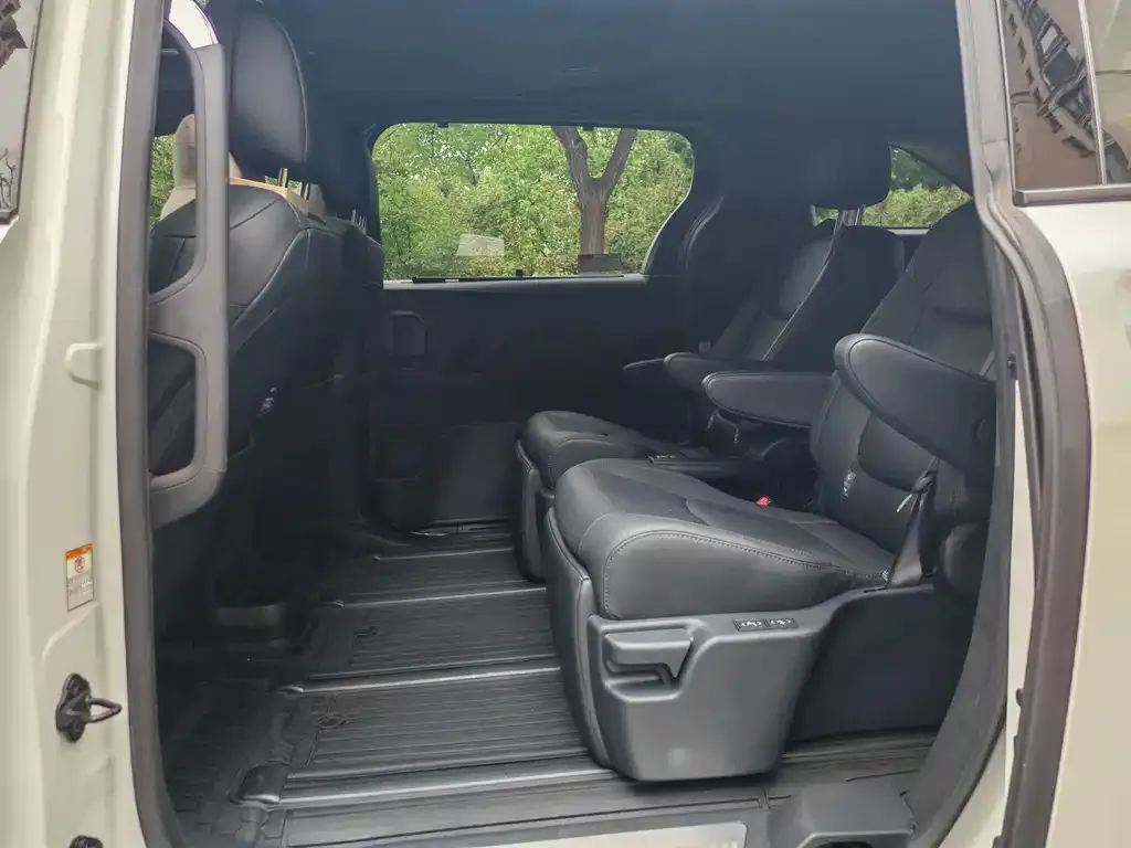 Toyota Sienna — фото 2