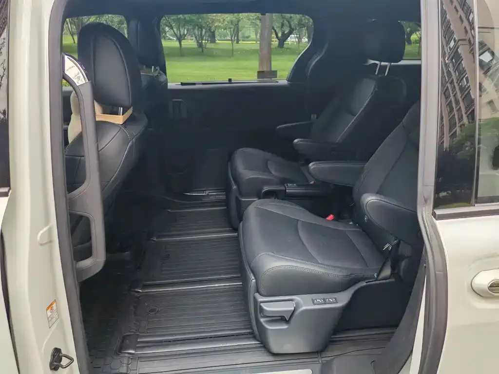 Toyota Sienna — фото 3
