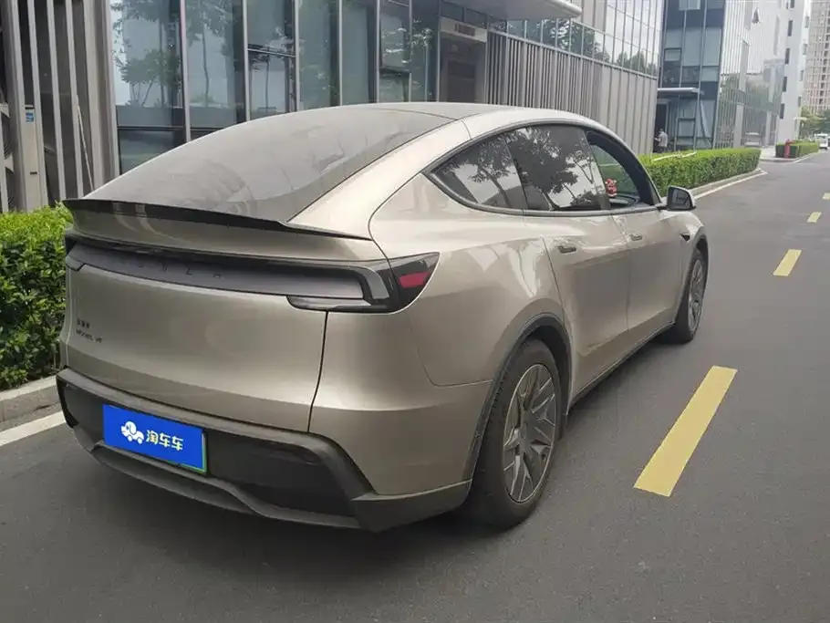 Tesla Model Y L — фото 6