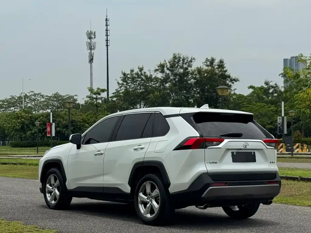 Toyota RAV4 2023 из CN, фото 5