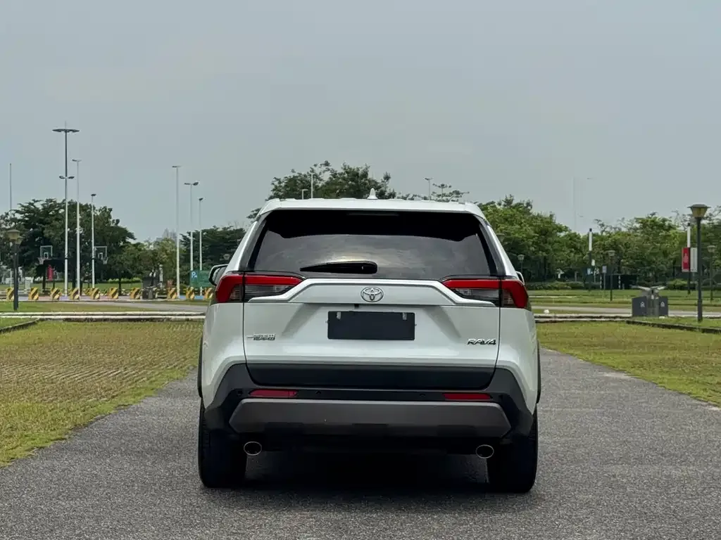 Toyota RAV4 2023 из CN, фото 4