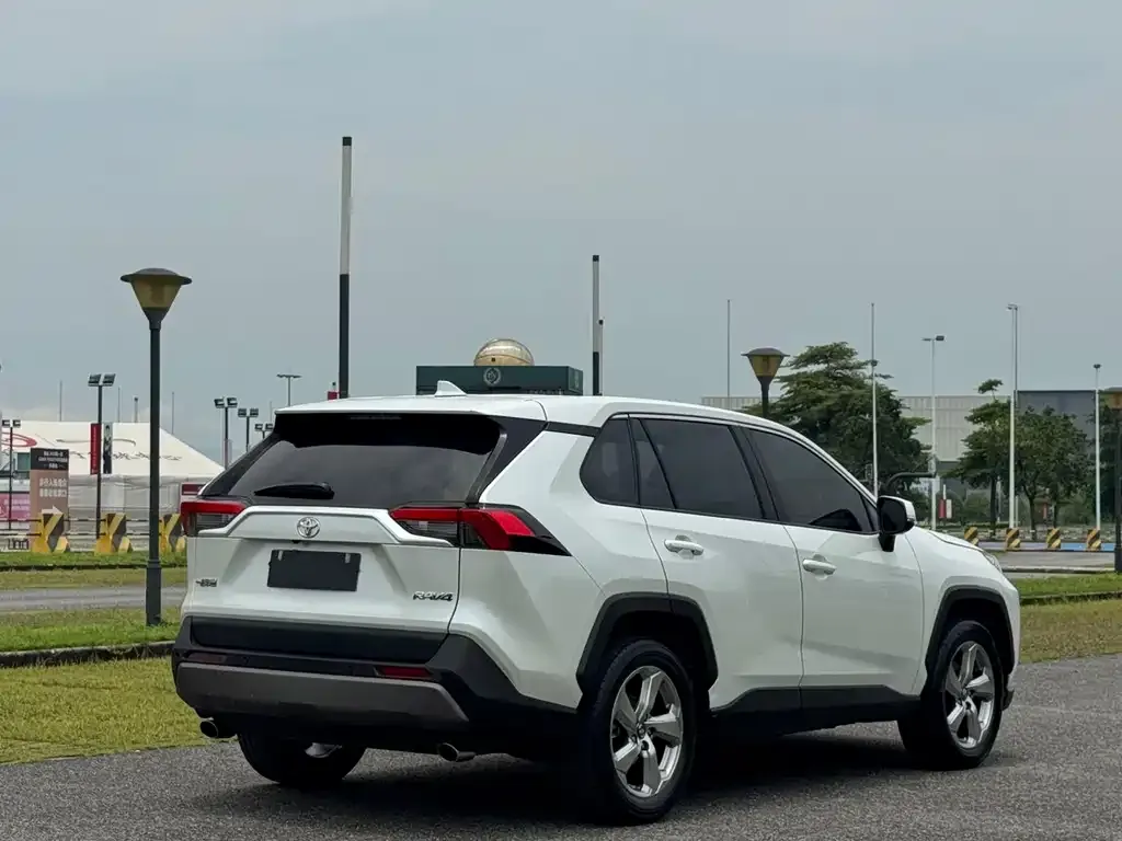 Toyota RAV4 2023 из CN, фото 3