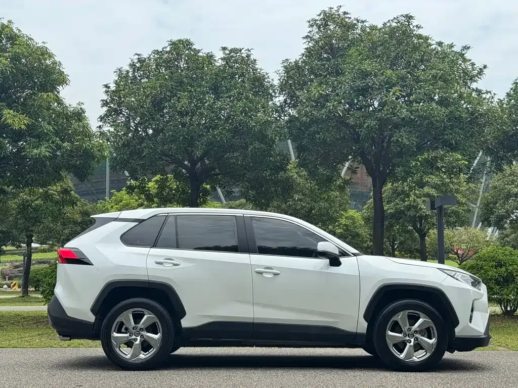 Toyota RAV4 2023 из CN, фото 10