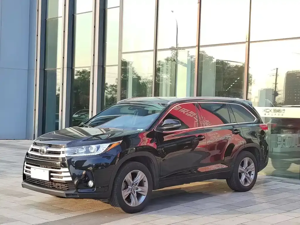 Toyota Highlander — фото 1