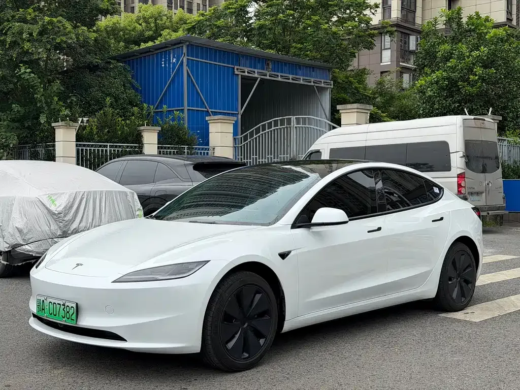 Tesla Model 3 — фото 1
