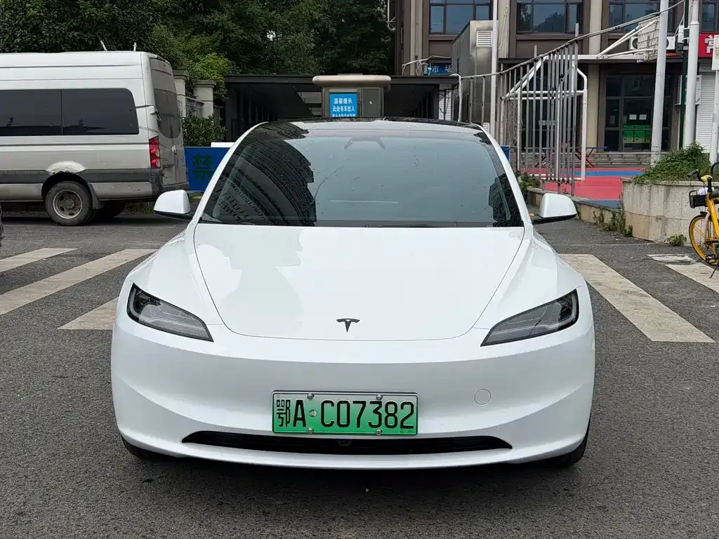 Tesla Model 3 — фото 9