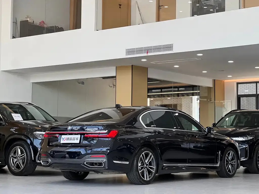 BMW 7 Series — фото 10