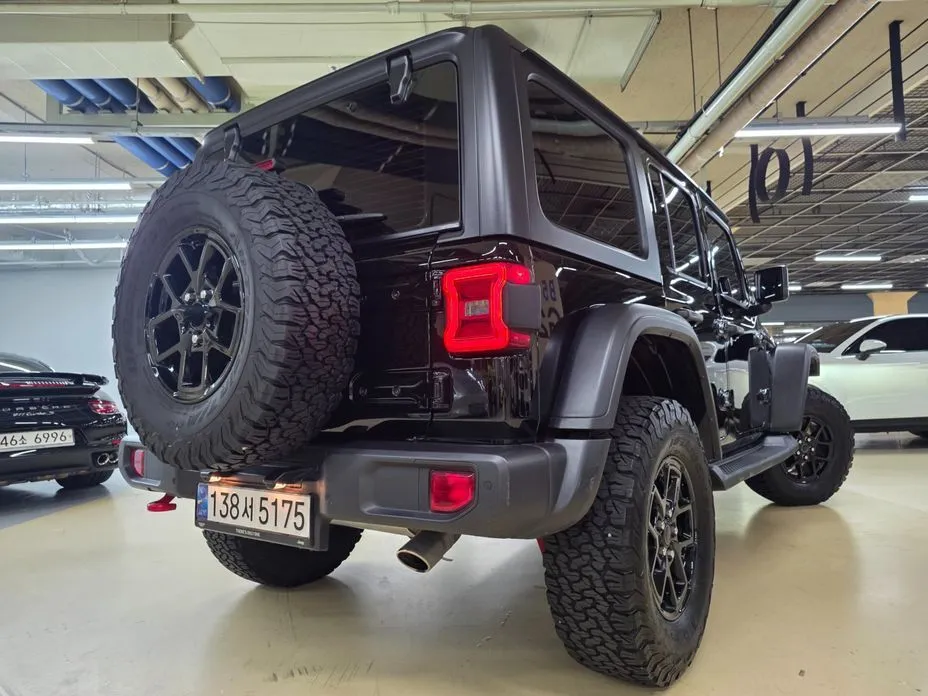 Jeep Wrangler — фото 10