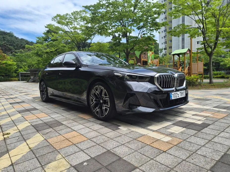 BMW 5-Series — фото 1