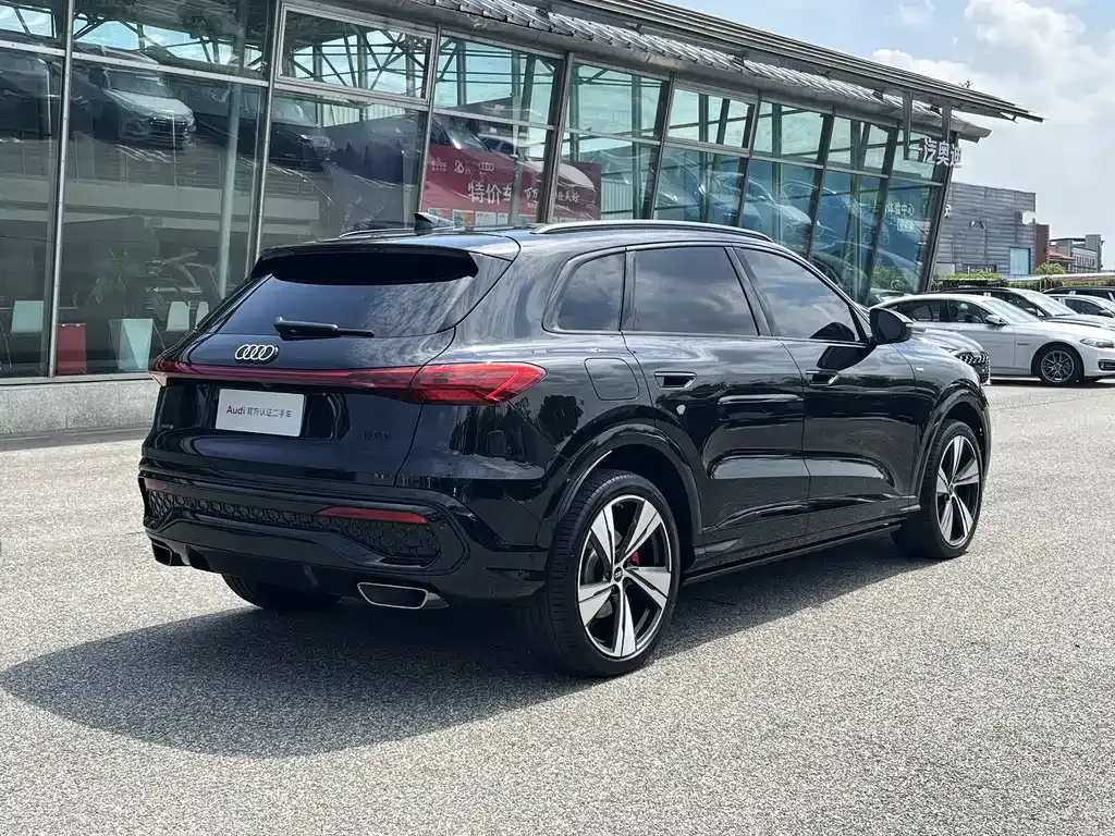 Audi Q5L — фото 10