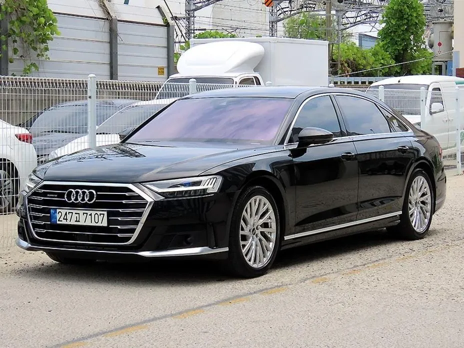 Audi A8 — фото 1
