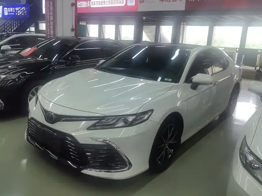 Toyota Camry — фото 1