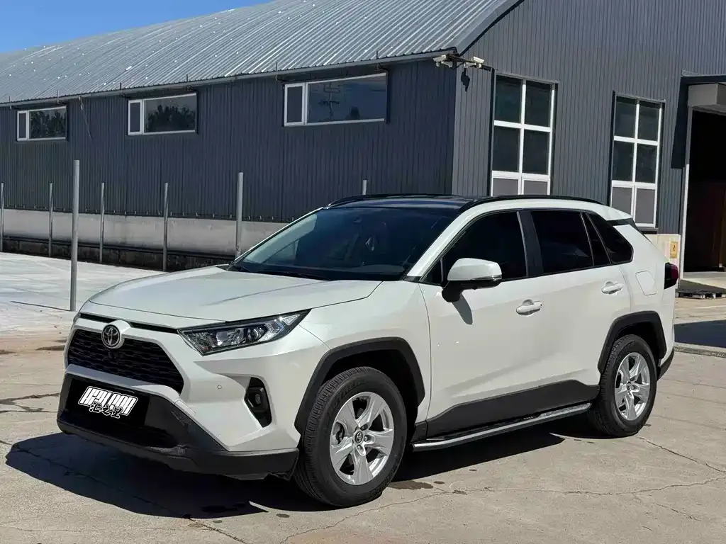 Toyota RAV4 — фото 1
