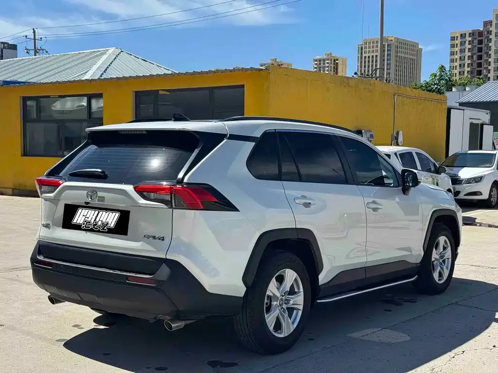 Toyota RAV4 — фото 3