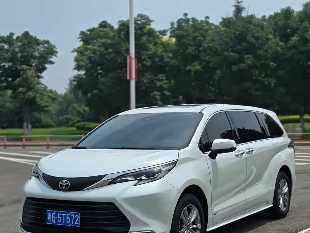 Toyota Sienna — фото 1