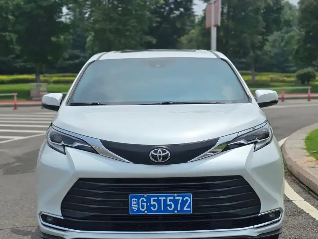 Toyota Sienna — фото 4