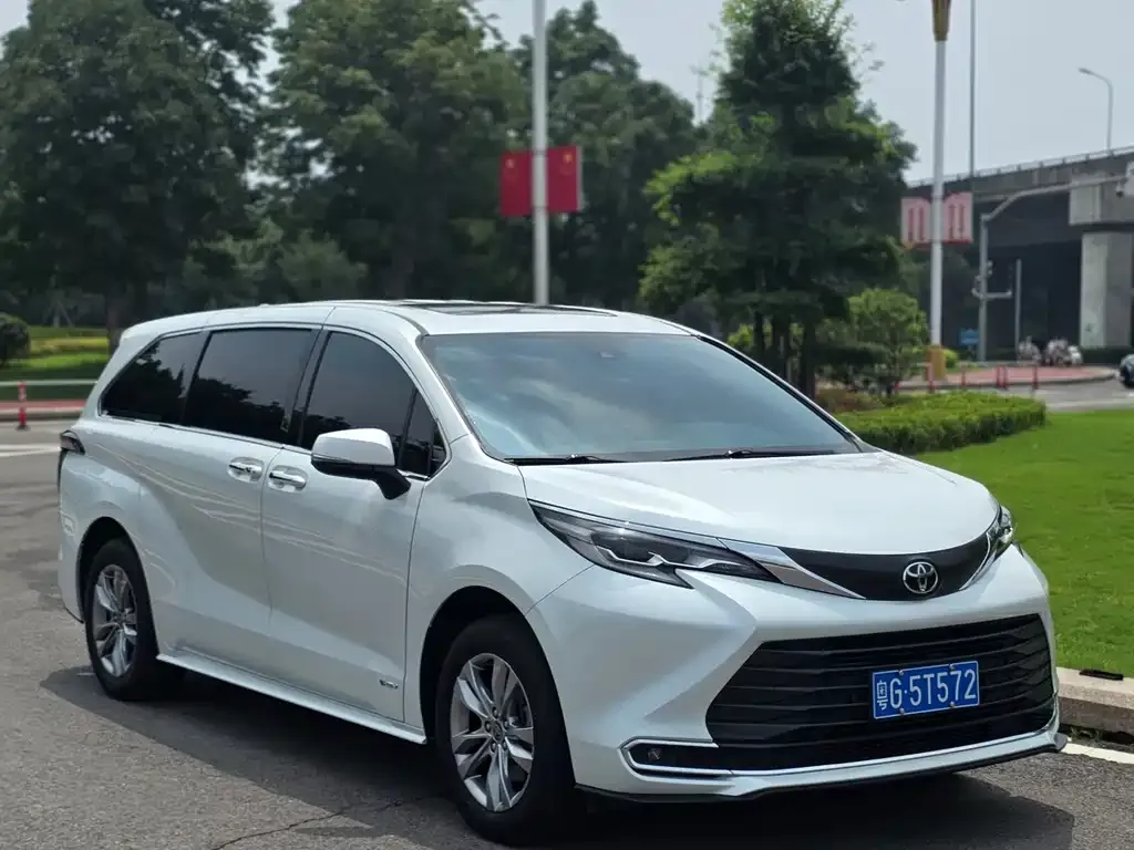 Toyota Sienna — фото 5