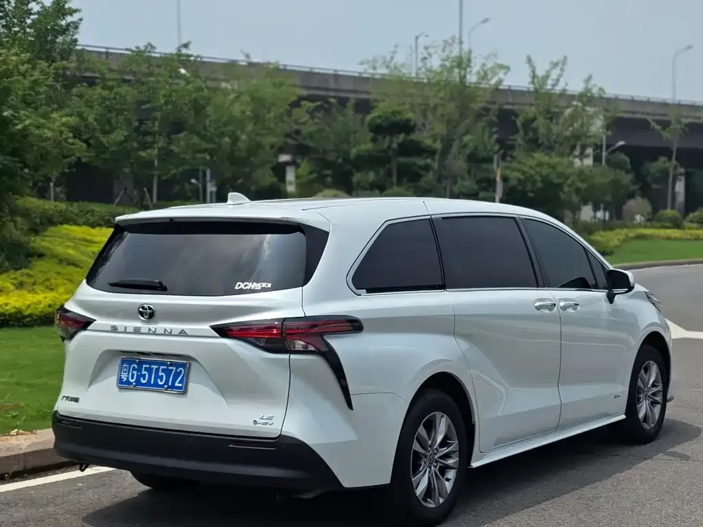 Toyota Sienna — фото 7