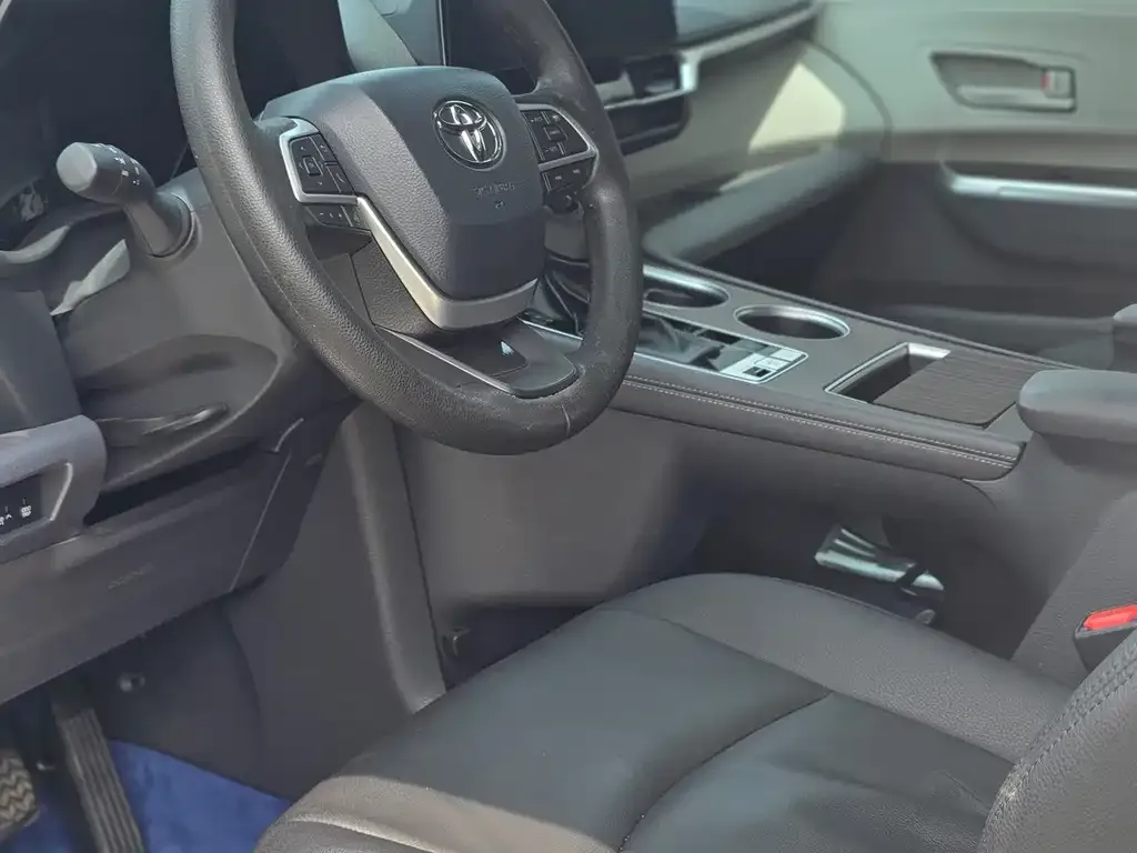 Toyota Sienna — фото 2
