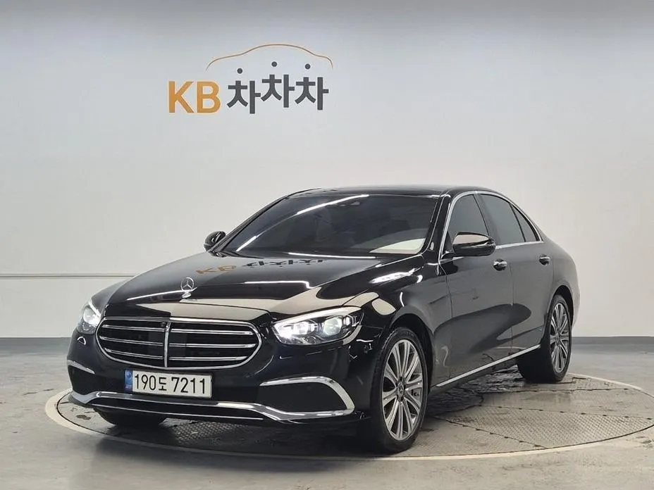 Mercedes-Benz E-Class — фото 1