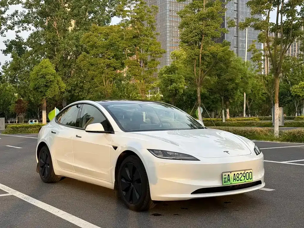 Tesla Model 3 — фото 1