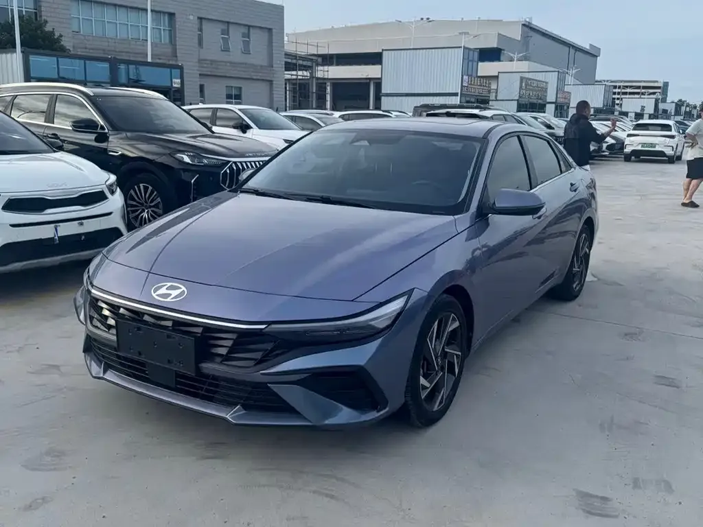 Hyundai Elantra — фото 1