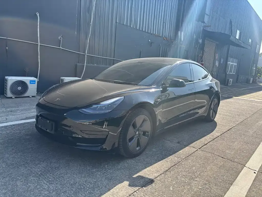 Tesla Model 3 — фото 1