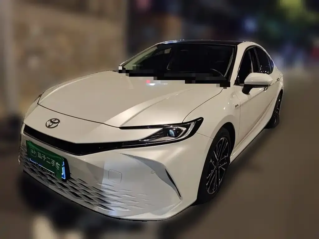 Toyota Camry — фото 1