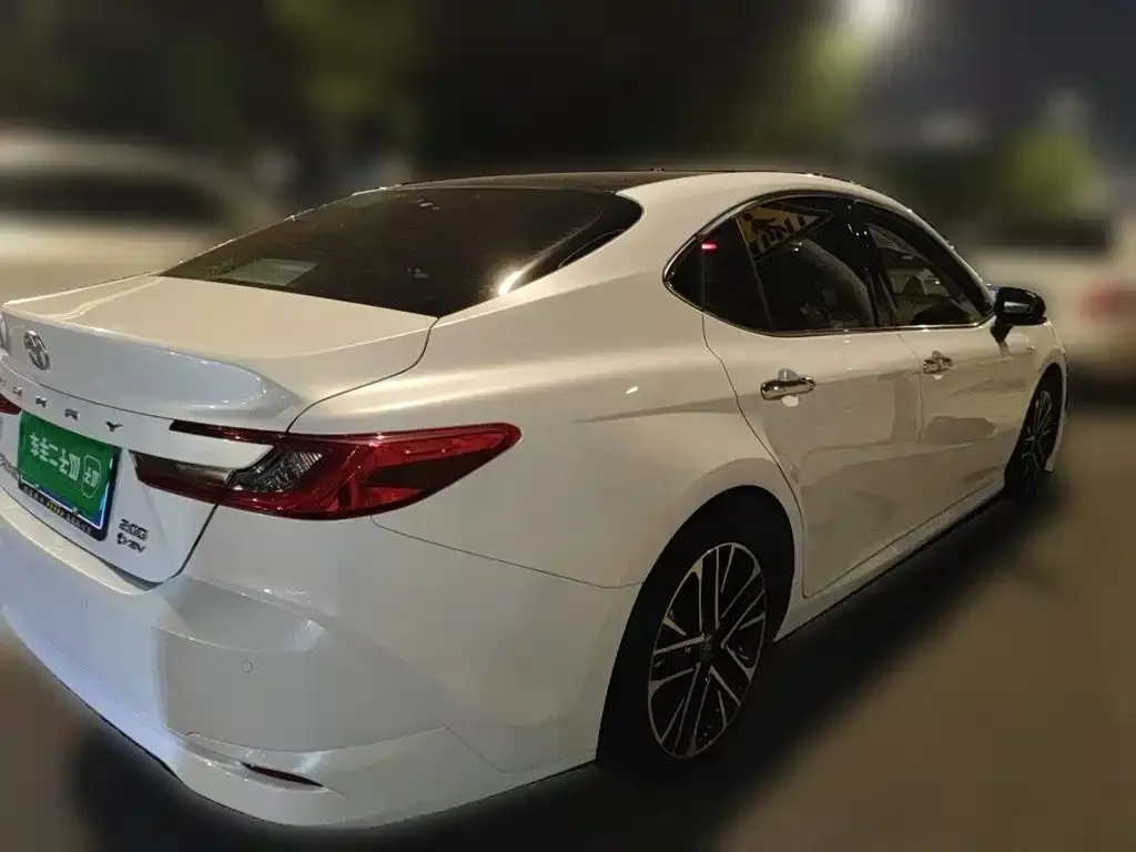 Toyota Camry — фото 4