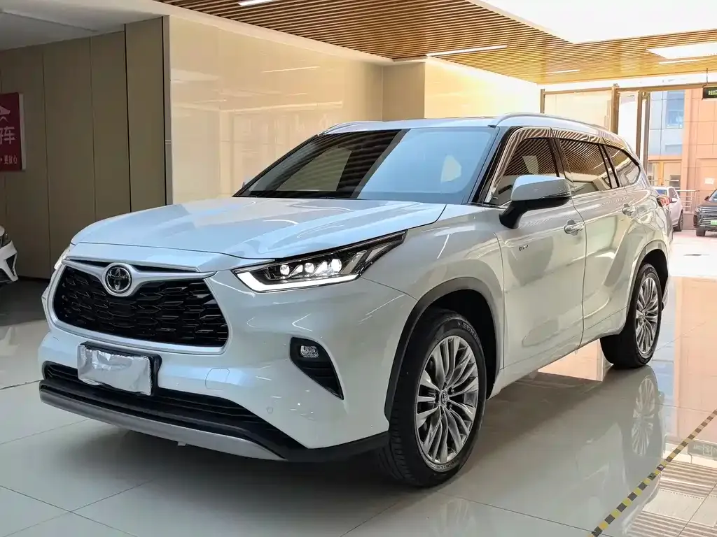 Toyota Highlander — фото 1