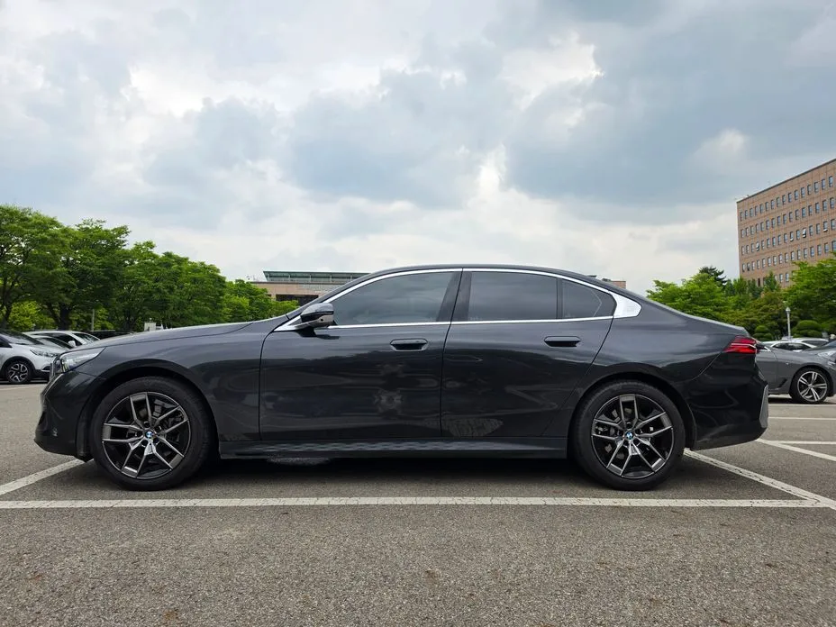 BMW 5-Series 520i 1