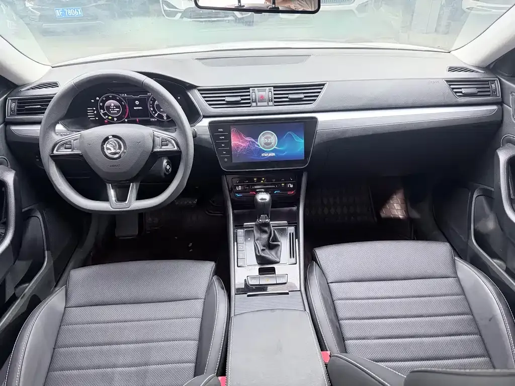 Skoda Superb — фото 10
