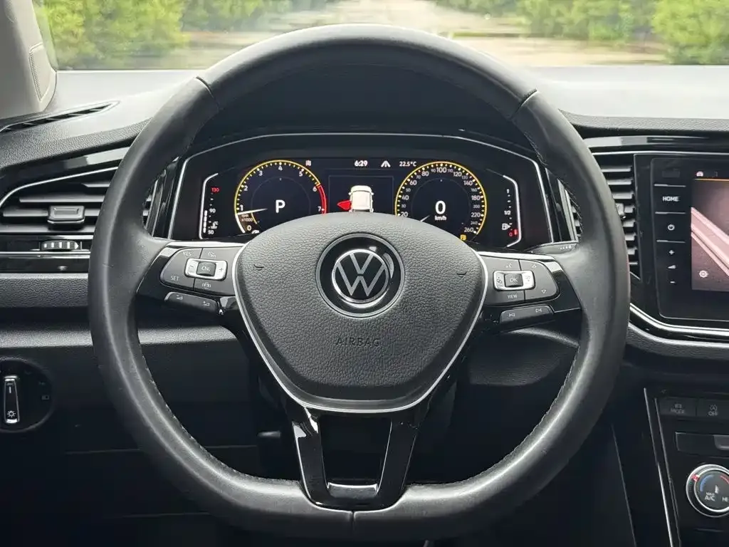 Volkswagen T-Roc — фото 9