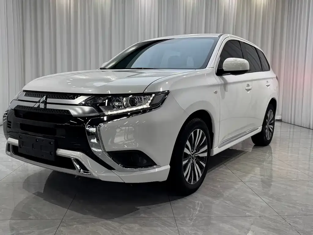 Mitsubishi Outlander — фото 1