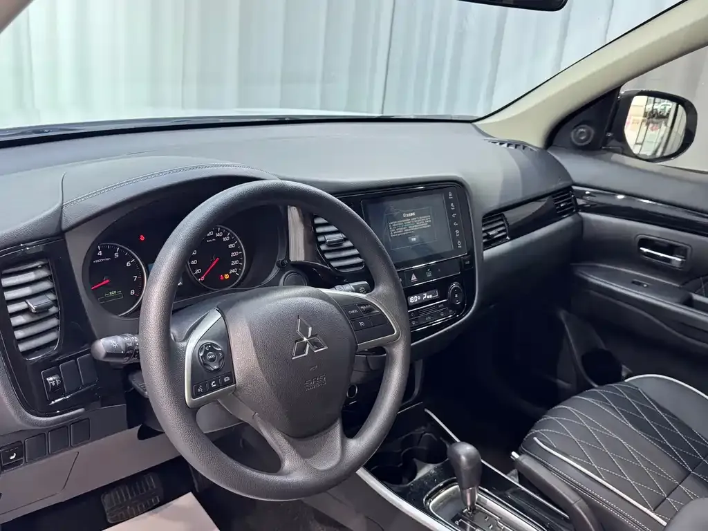 Mitsubishi Outlander — фото 10