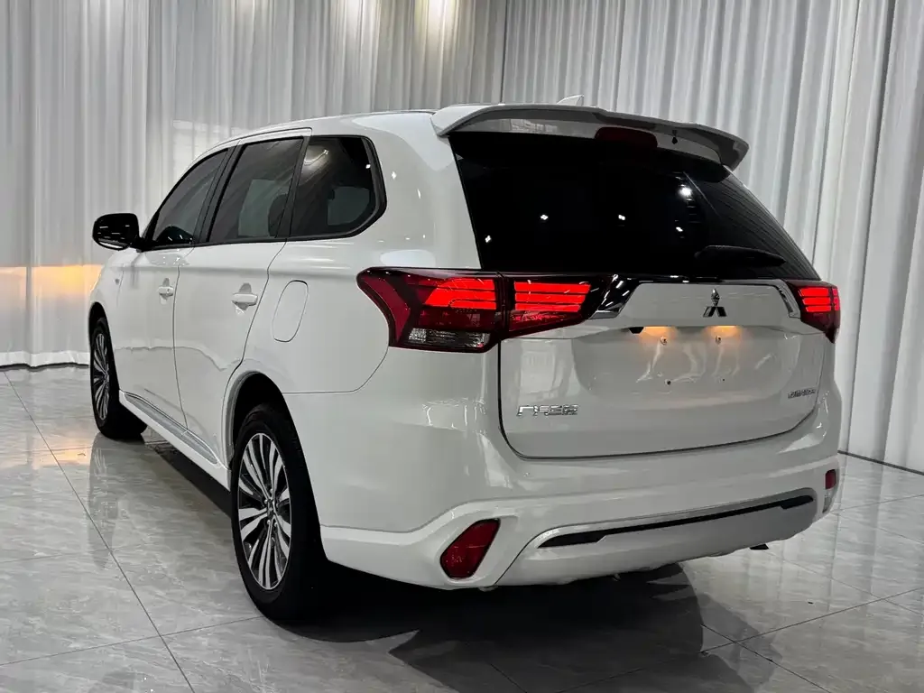 Mitsubishi Outlander — фото 6